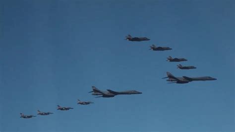 美军轰炸机飞抵朝鲜半岛画面曝光