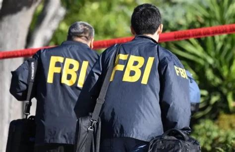 美国男子持枪硬闯fbi大楼