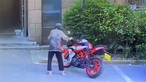 老人为什么故意推倒摩托车后续