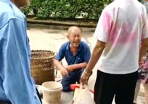 老人在菜市场被打视频