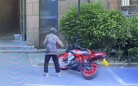 老人推倒摩托车原视频