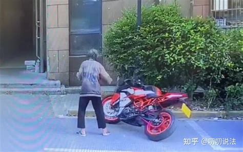 老人故意推倒摩托车被车主看到