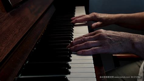 老人独自弹钢琴