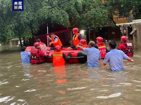 老人被洪水围困家中消防紧急救援