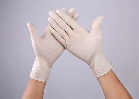 老师戴橡胶手套给学生检查身体
