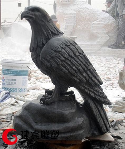老鹰雕塑现场制作