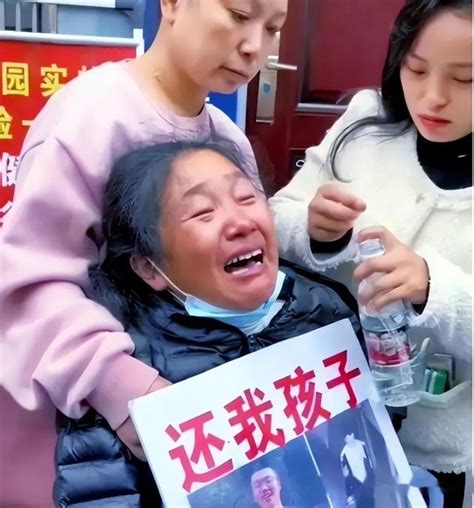 胡鑫宇父母哭的图片