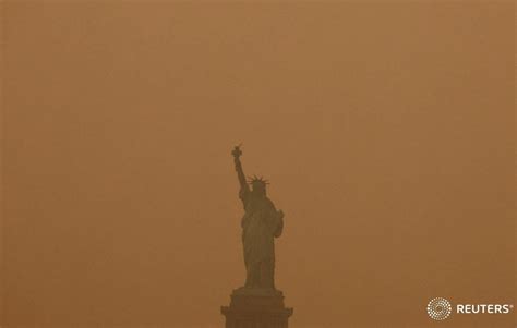 自由女神像被吞没雾霾笼罩纽约