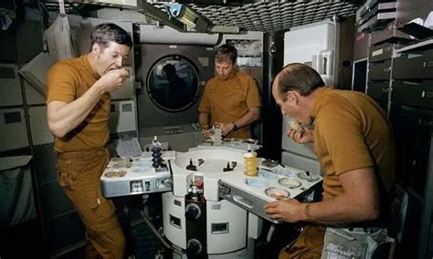 航天员在太空生活吃饭是怎么吃的