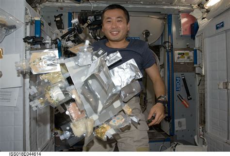 航天员在太空食物物资怎么补给