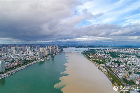 航拍雨后汉江景观
