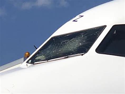 航班挡风玻璃破碎事件