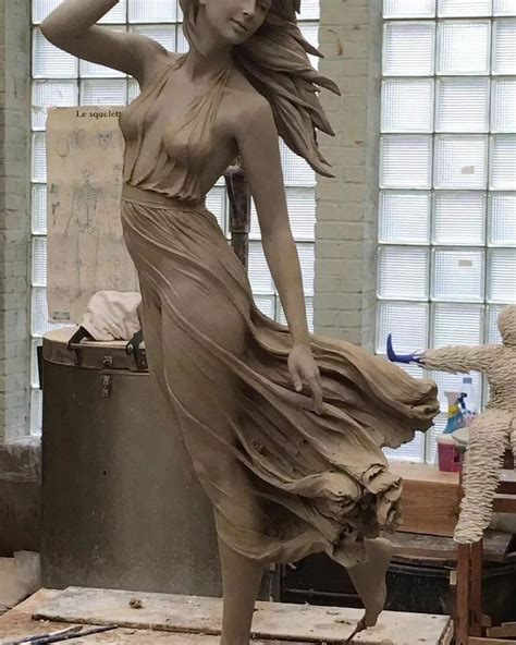 艺术家用女性做的雕塑