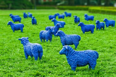 蓝色绵羊雕塑图片