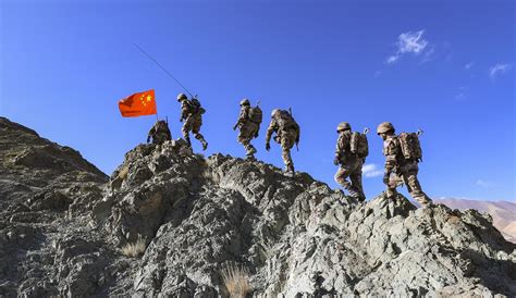 西藏边疆战士伸手挡住军人