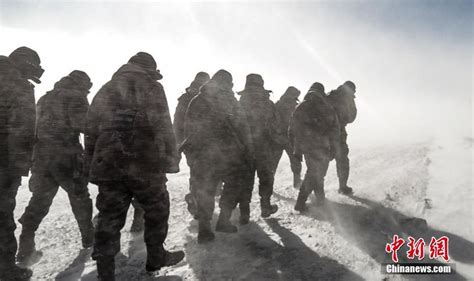 西藏边防战士积雪过膝