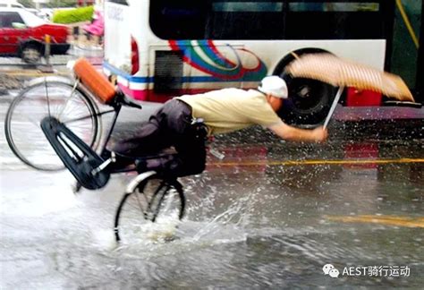 解梦下雨天骑自行车