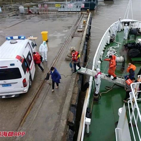 货轮遇险沉没13人被救出