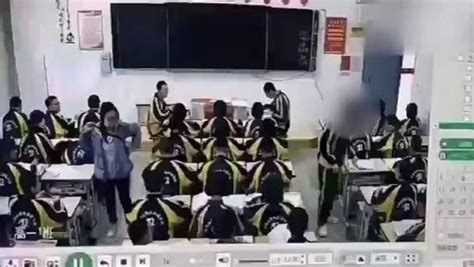 贵州一教师踢翻学生