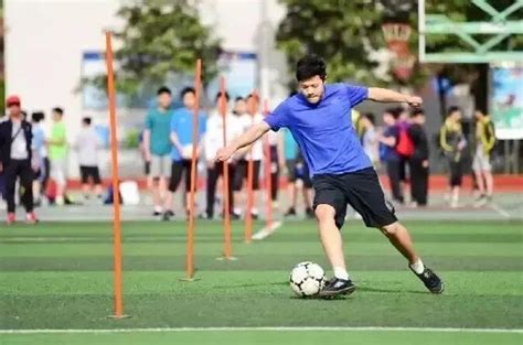 足球运球绕杆训练方法