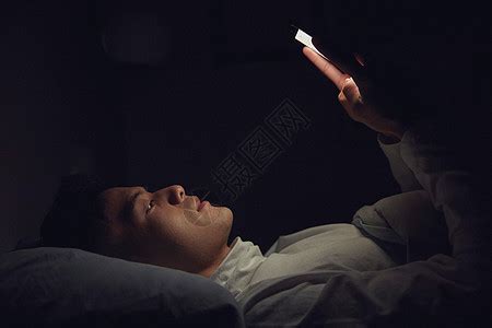 躺在床上玩手机的电影