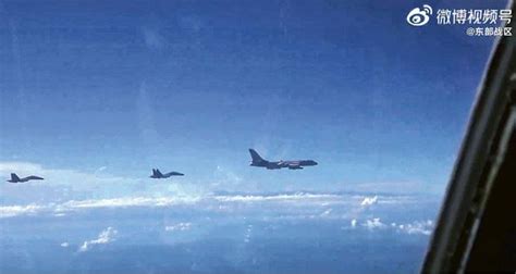 轰炸机编队穿越台海