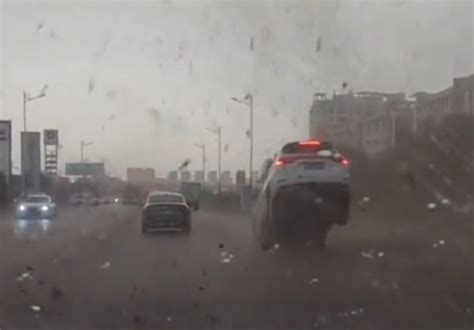 辽宁突发龙卷风 行驶中的车辆被卷起的感受