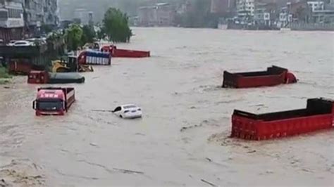 达州暴雨河水上涨车辆被淹