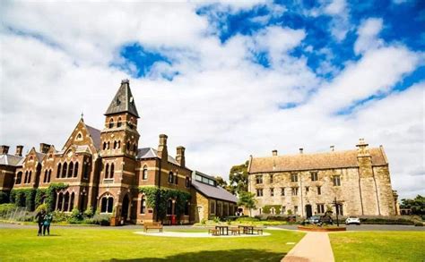 迪肯大学是澳洲八大吗