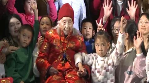 重庆111岁老人过生日