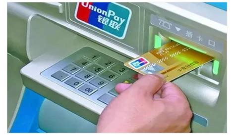 银行卡取款机上如何取钱和查询