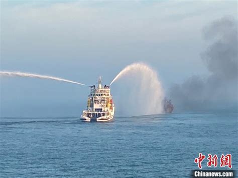 长江口船碰撞已致8人死亡
