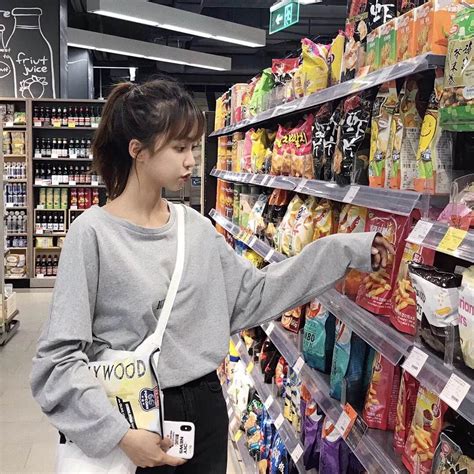 陈一娜跟她的弟弟在超市买东西