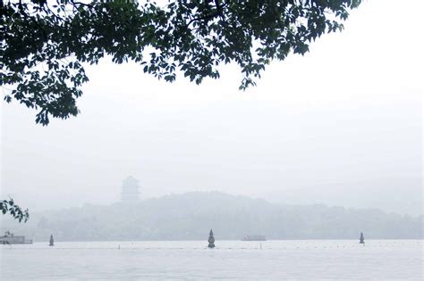 雨中西湖风景视频