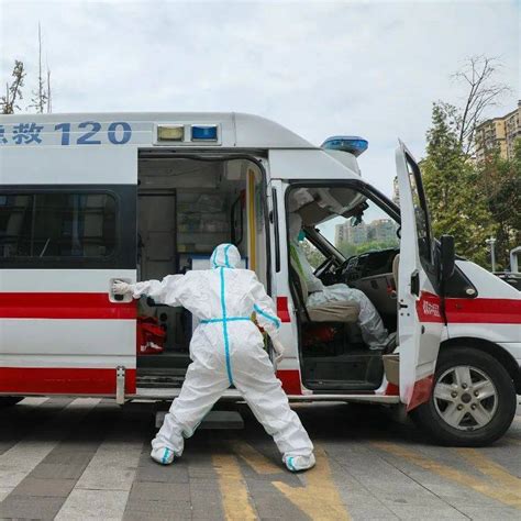 青岛救护车交通事故视频