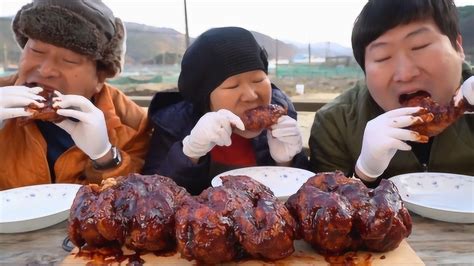韩国一家三口吃烤肉视频