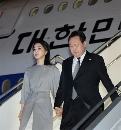 韩国前总统给妻子撑伞