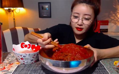 韩国小姐姐吃美食