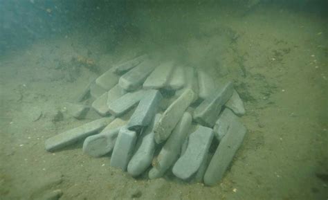 韩国海域捞出百块磨刀石