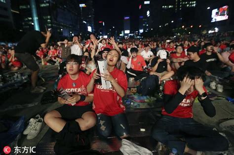 韩国球迷街头庆祝取胜