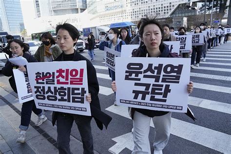 韩国首尔举行大型抗议集会