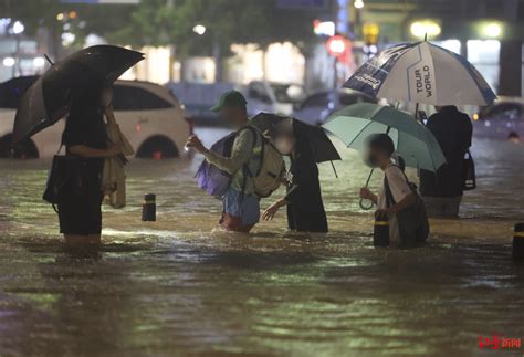 韩国首尔暴雨致多处被淹