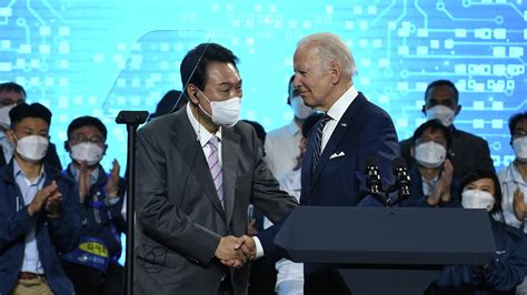 韩总统与美副总统握手