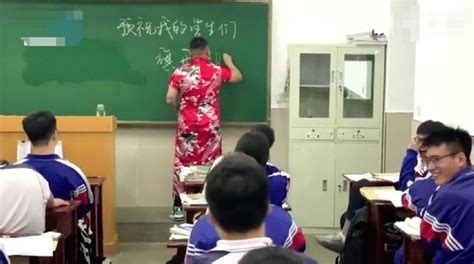 高考男老师穿旗袍给学生加油