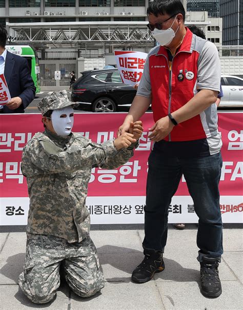 2名驻韩美军殴打韩国人