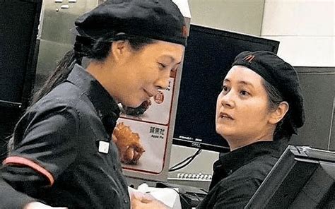 49岁香港女星沦为快餐服务员