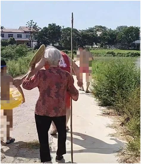 50岁孙子游野泳被奶奶打原视频