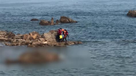 6名游客被困在海中