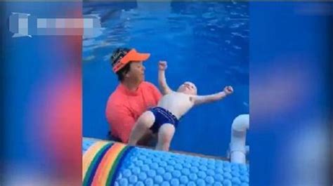 6岁男孩被游泳教练扔在水池里