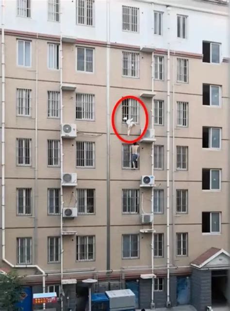 7岁女孩悬挂4楼防盗窗掉落